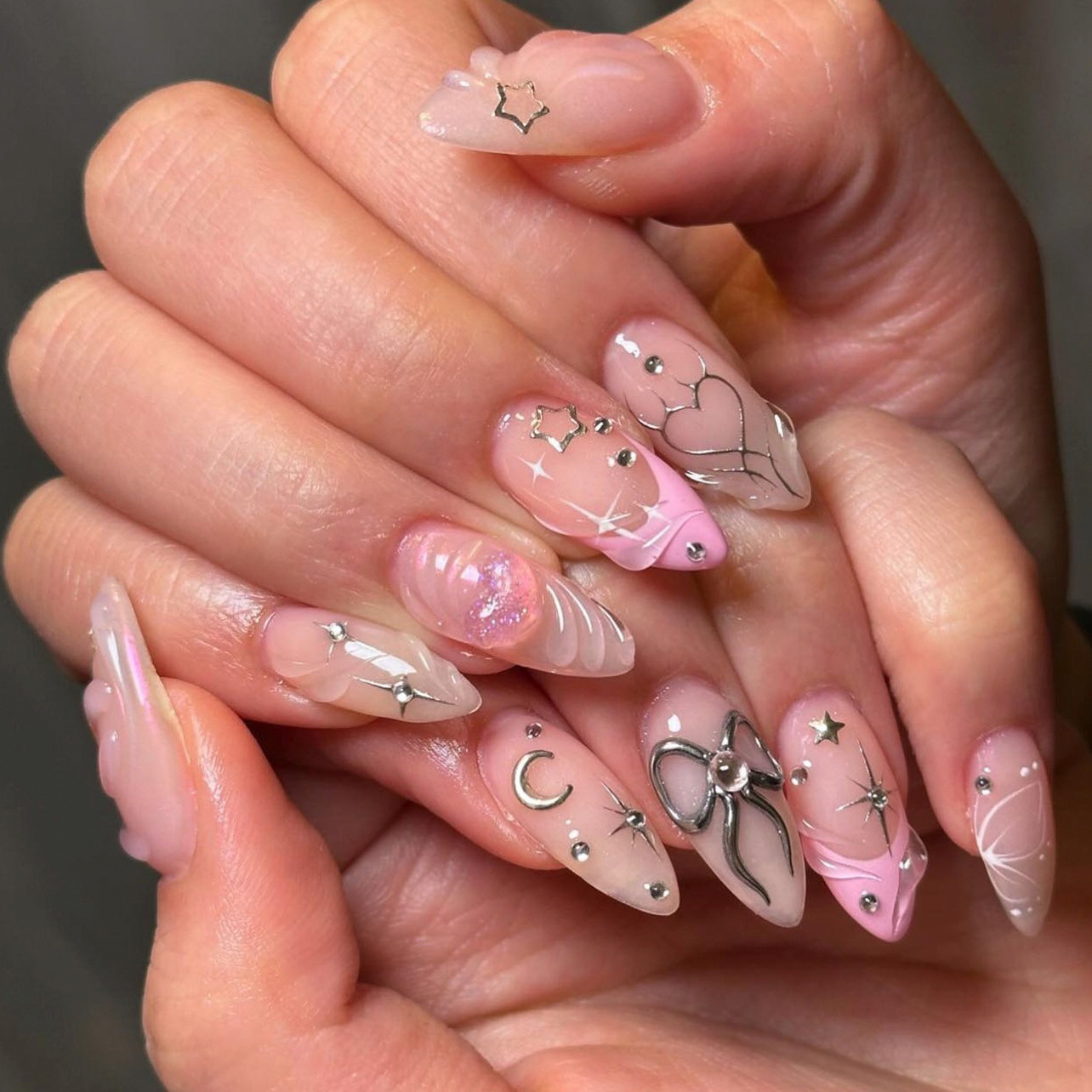 Nail Art Valentines Day - 24枚入りボウ付きつけ爪セット、ピンクフレンチバレンタインデーロングアーモンドネイルアート、再利用可能なラブラインストーンデザインフェイクネイル