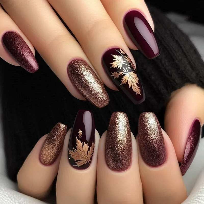 Nail Art Burgundy - 24個入り エレガントなバーガンディグリッターゴールデンメープルリーフネイルアート、秋冬用プレスオンネイル（女性用）、トレンドの季節限定フェイクネイル