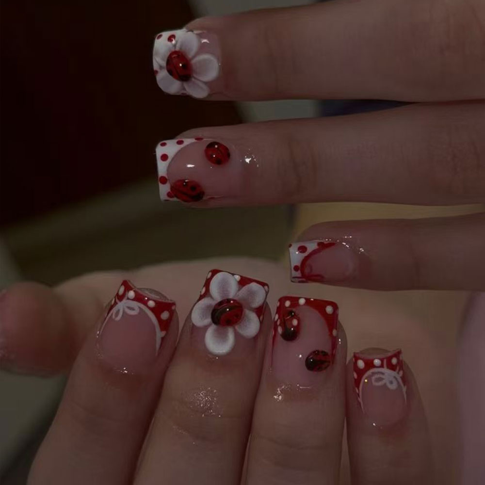 Nail Art Quotes - 1セットあたり24個。 長方形の3Dジェルフラワー水玉模様の赤いてんとう虫フレンチネイルアートステッカー。 夏のネイルセット。