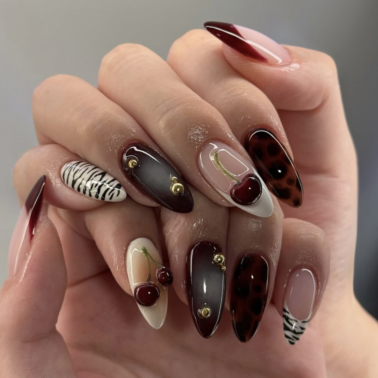 24枚入り バーガンディヌードブラウン 付け爪 アーモンドシ - Nail Art Burgundy のレビューと価格