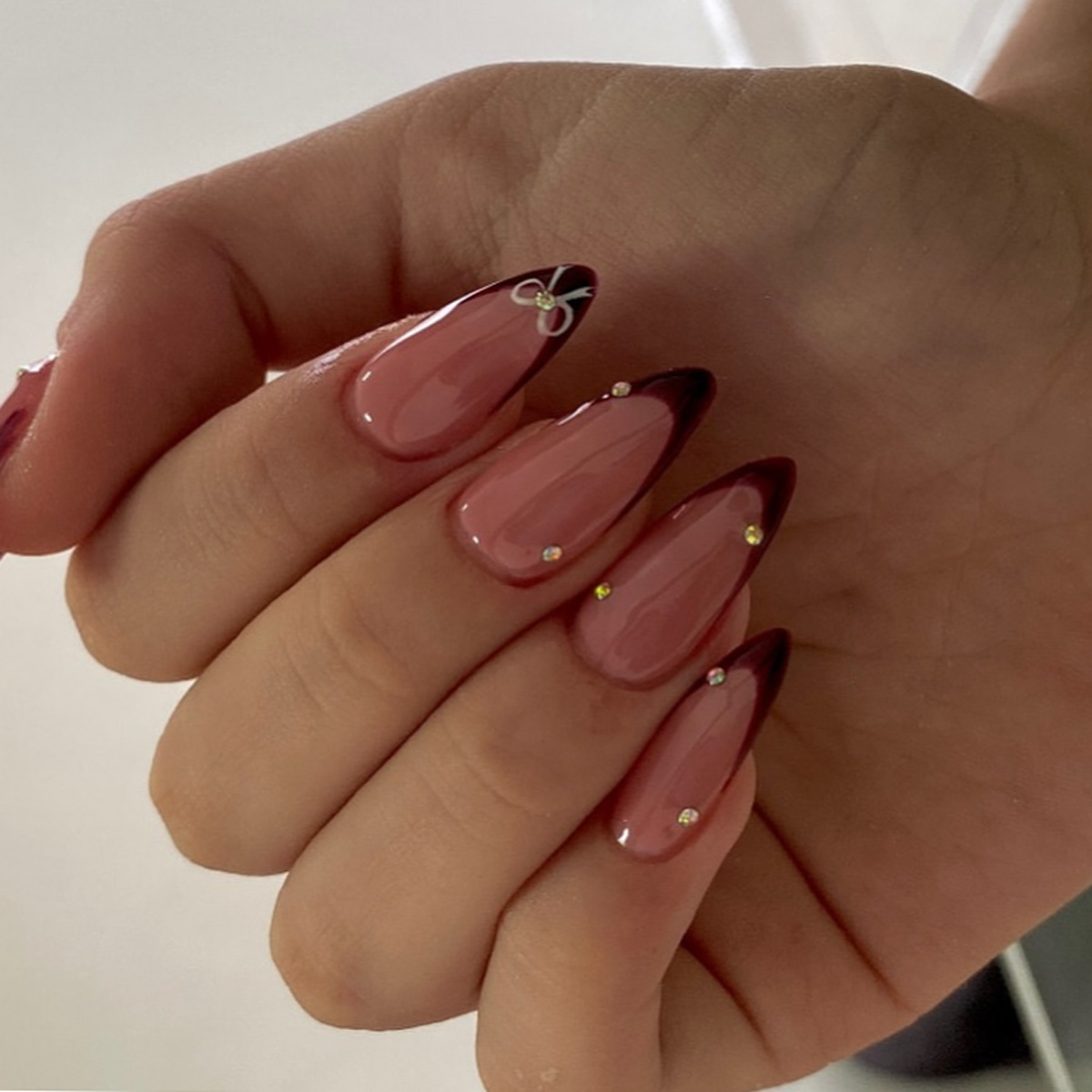 24個入り レトロワインレッド フレンチアーモンド型 つけ爪 - Nail Art Red Wine のレビューと価格